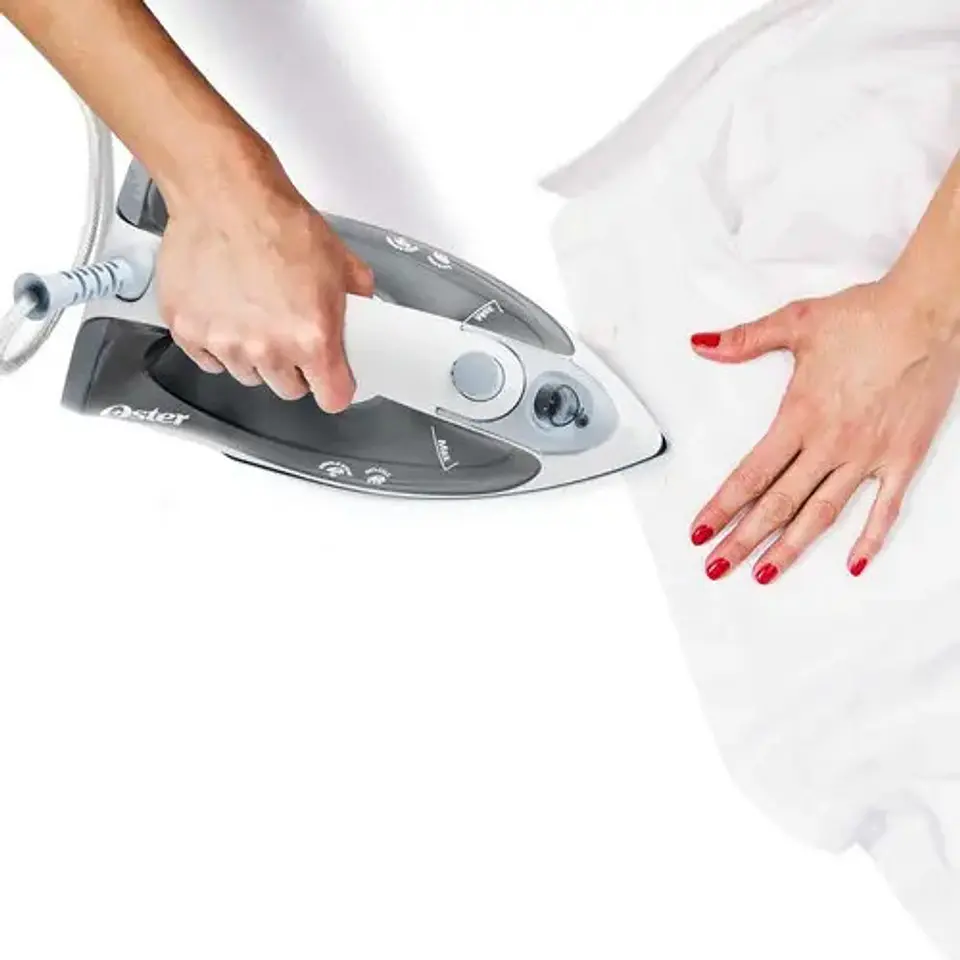 Plancha De Vapor Oster® Compacta Gcstbs5001 Color Gris 2