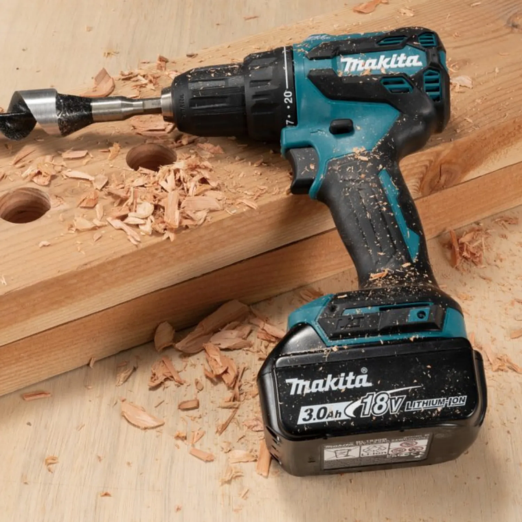 TALADRO PERCUTOR INALÁMBRICO 18V LXT DHP490RFX2 + 2 BATERÍAS 3.0AH y BOLSO MAKITA 3