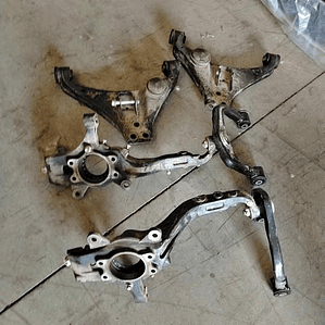 Muñones y bandejas Mitsubishi L200 2025