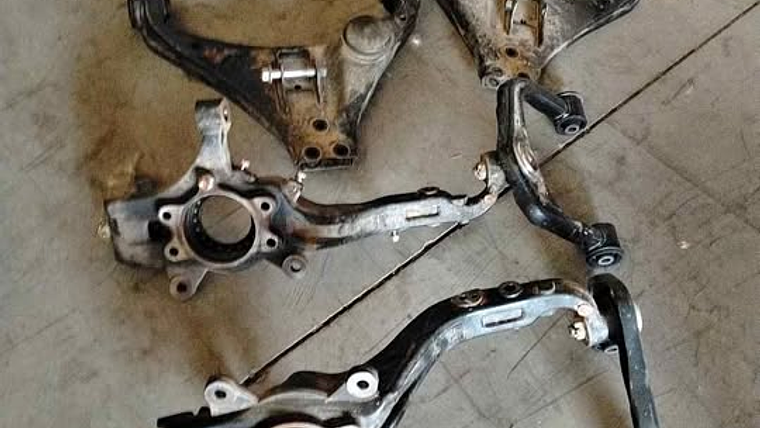 Muñones y bandejas Mitsubishi L200 2025 1