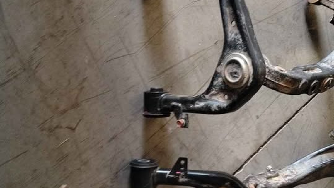 Muñones y bandejas Mitsubishi L200 2025 2