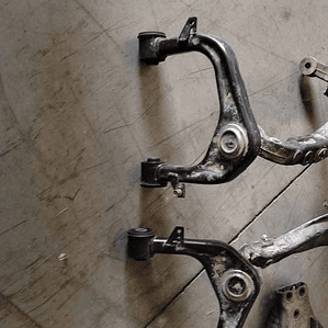 Muñones y bandejas Mitsubishi L200 2025