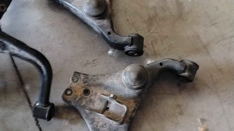 Muñones y bandejas Mitsubishi L200 2025 3