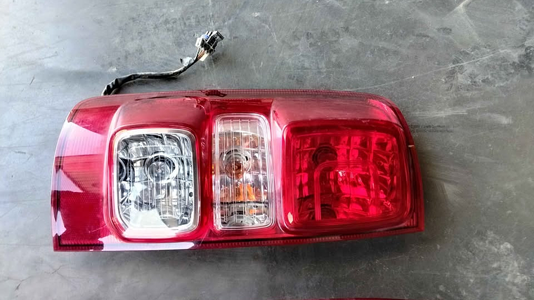 Focos traseros originales Chevrolet Colorado 2019 al 2023 3