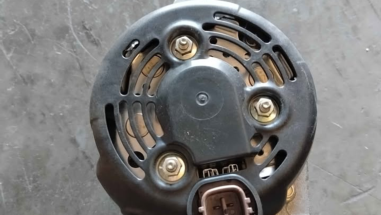 Alternador Toyota Hilux 2011 al 2015 4