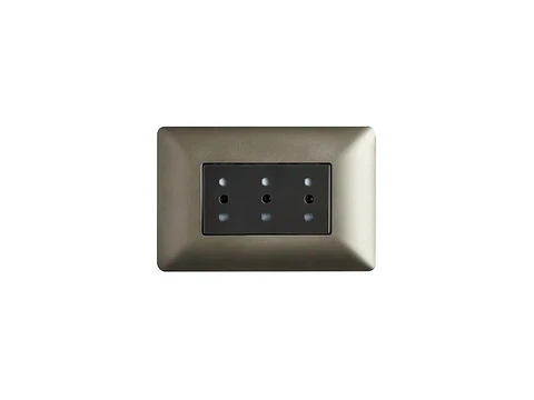Enchufe triple puenteado 10A 250V (café)