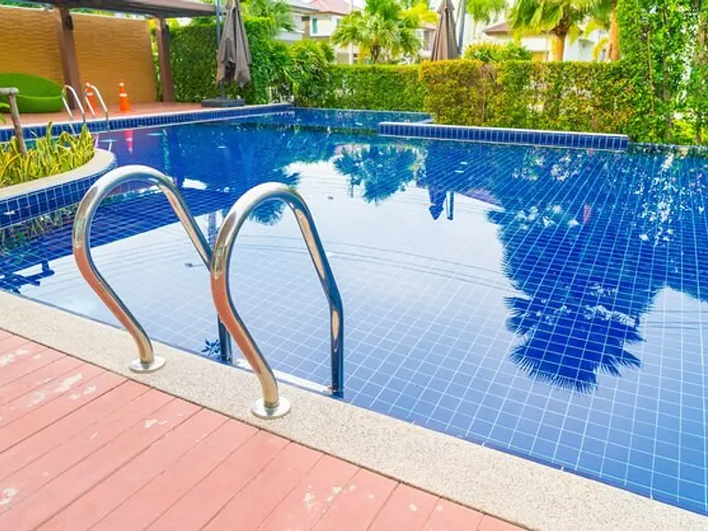 Guía Paso a Paso para Mantener el Agua de tu Piscina