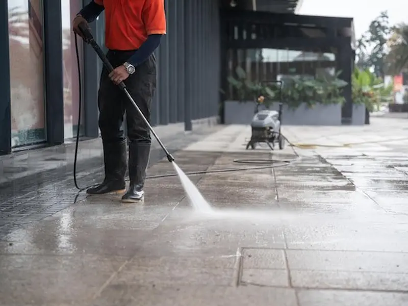Servicio de lavado profesional en terrazas, quinchos, piscinas y estacionamientos  en Santiago.