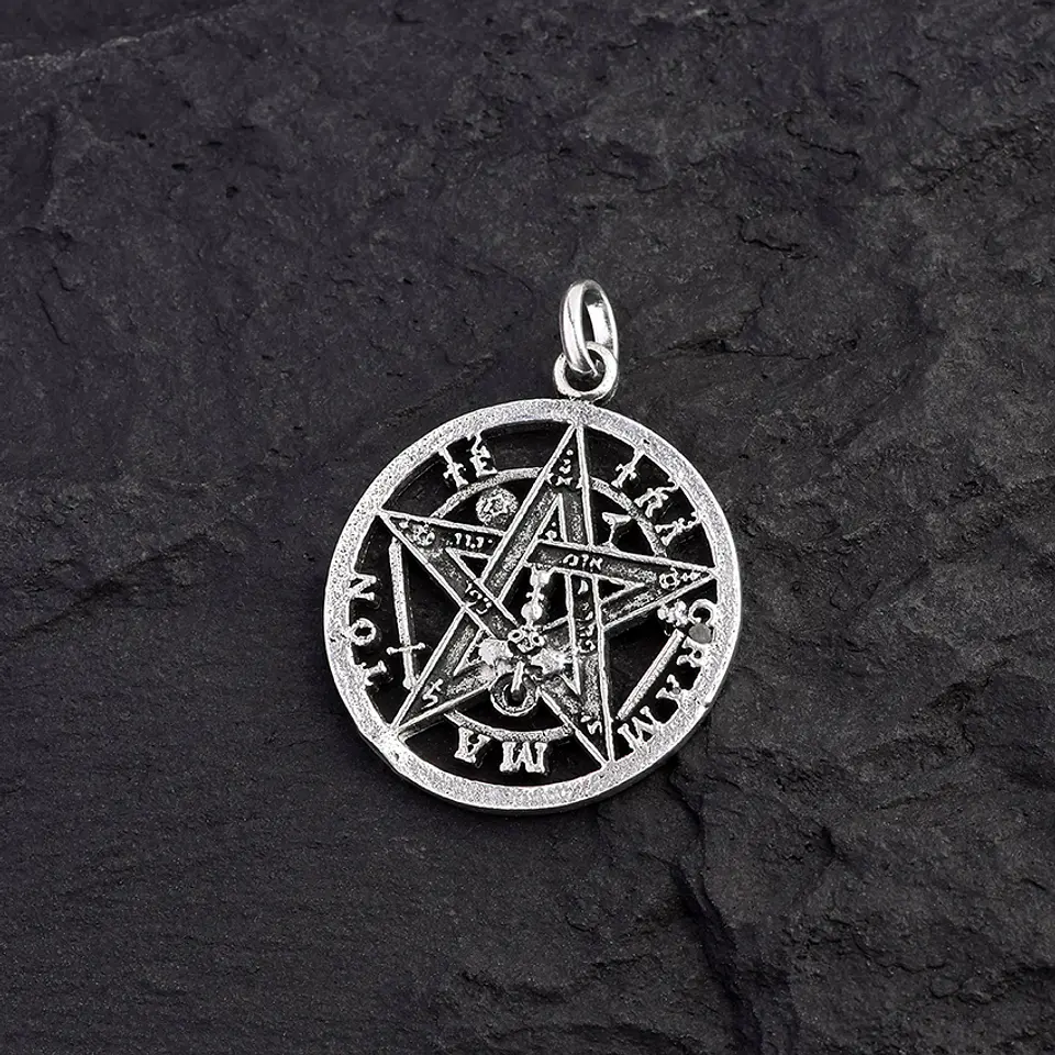 Dije de Plata: Pentagrama Tetragramaton 1
