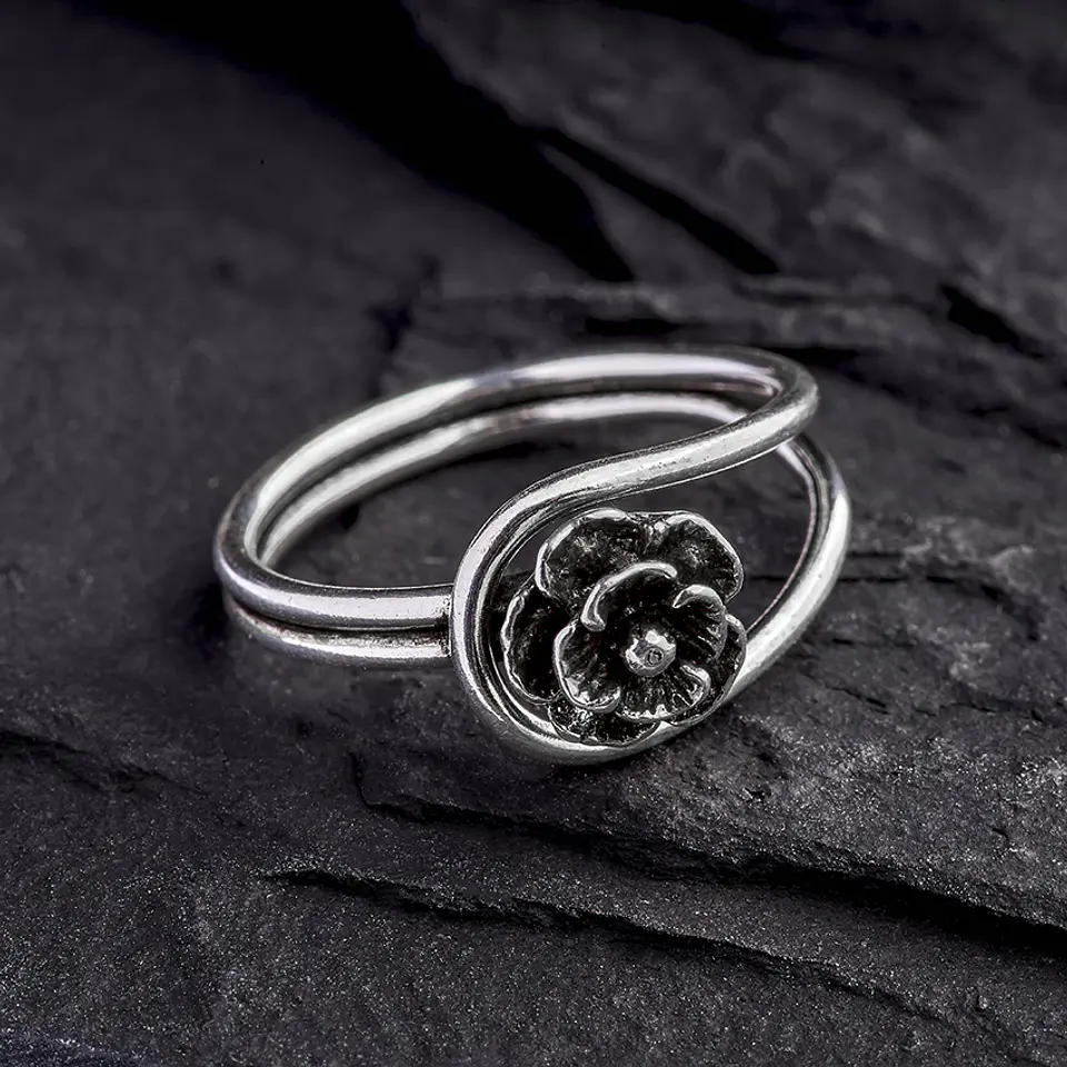 Anillo de Plata con forma de flor 2