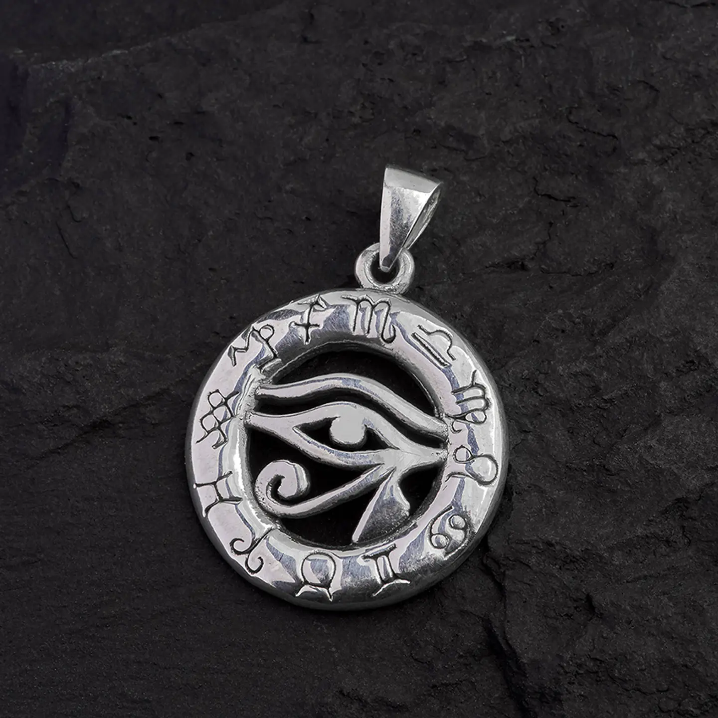 Dije de Plata: Ojo de Horus con runas 1
