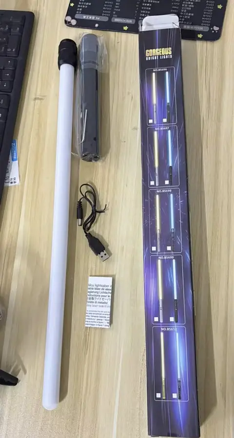 Sable Láser LED Recargable con Sonido y Mango Metálico. Estilo Star Wars 78 cms.