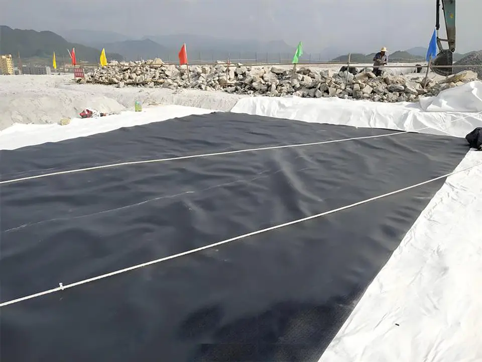 ROLLO GEOMEMBRANA HDPE 1.0 mm GM13 7,01 X 210 MT (1.472,1 M2) 2