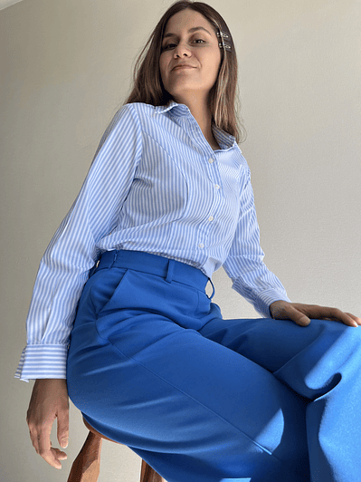 BL8001 BLUSA ENTALLADA CELESTE LISTADA  