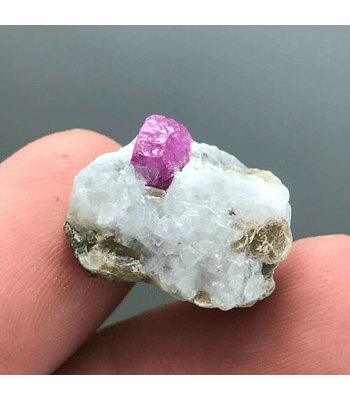 RUBY EN BRUTO SOBRE MATRIZ  22 CT ORIGEN MADAGASCAR 