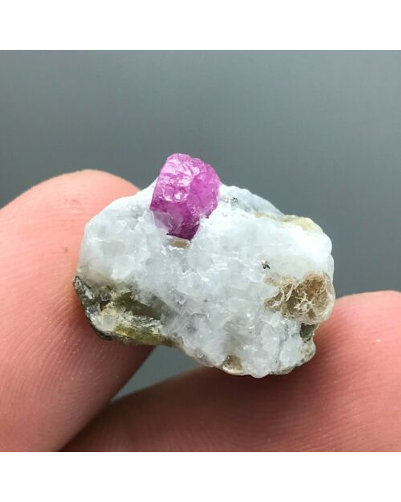 RUBY EN BRUTO SOBRE MATRIZ  22 CT ORIGEN MADAGASCAR 