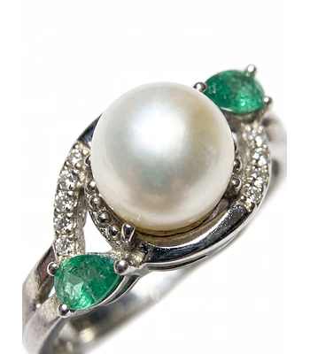 ANILLO DE PLATA RODINADA CON UNA PERLA NATURAL RODEADO DE CIRCONES Y DOS ESMERALDAS 