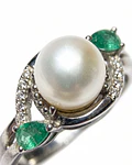 ANILLO DE PLATA RODINADA CON UNA PERLA NATURAL RODEADO DE CIRCONES Y DOS ESMERALDAS 