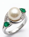 ANILLO DE PLATA RODINADA CON UNA PERLA NATURAL RODEADO DE CIRCONES Y DOS ESMERALDAS 