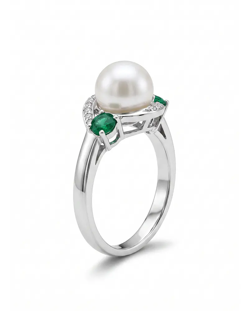 ANILLO DE PLATA RODINADA CON UNA PERLA NATURAL RODEADO DE CIRCONES Y DOS ESMERALDAS 