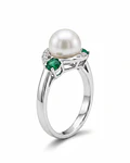 ANILLO DE PLATA RODINADA CON UNA PERLA NATURAL RODEADO DE CIRCONES Y DOS ESMERALDAS 