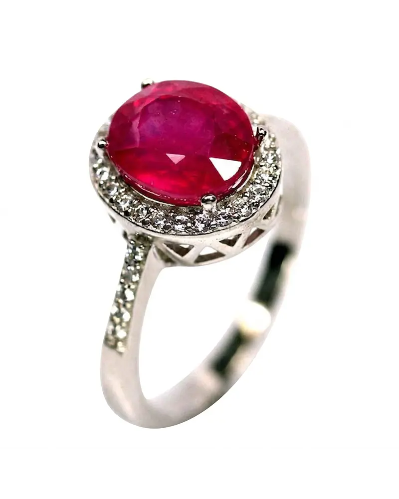 ANILLO DE PLATA RODINADA CON UN RYBY NATURAL RODEADO DE CIRCONES BLANCOS 