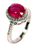ANILLO DE PLATA RODINADA CON UN RYBY NATURAL RODEADO DE CIRCONES BLANCOS 
