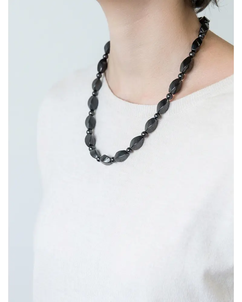 COLLAR  DE SHUNGITA Y HEMATITA   45 CM  