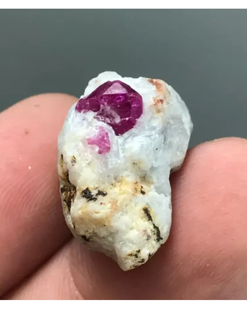 RUBY EN BRUTO SOBRE MATRIZ   31 CT 