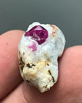 RUBY EN BRUTO SOBRE MATRIZ   31 CT 