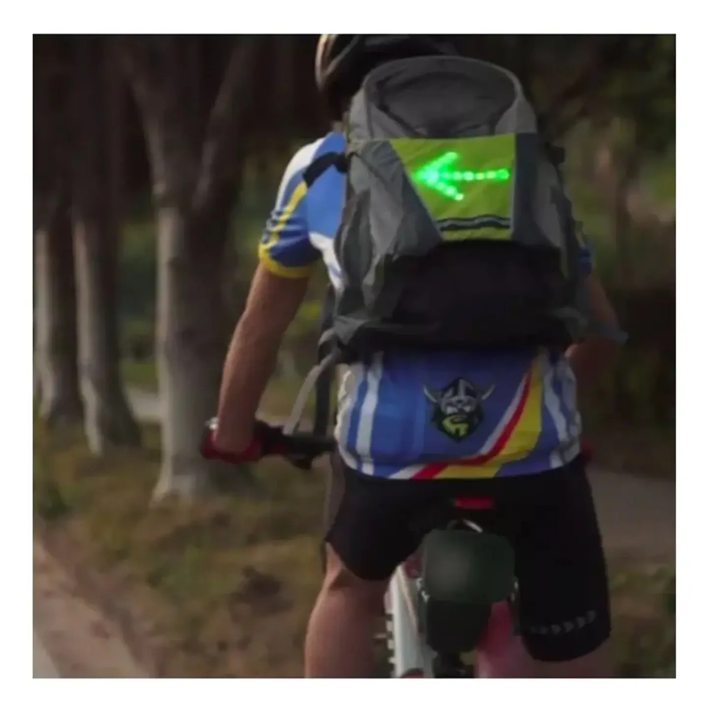 CHALECO REFLECTANTE CON SEÑALIZADOR LED PARA BICICLETA 3
