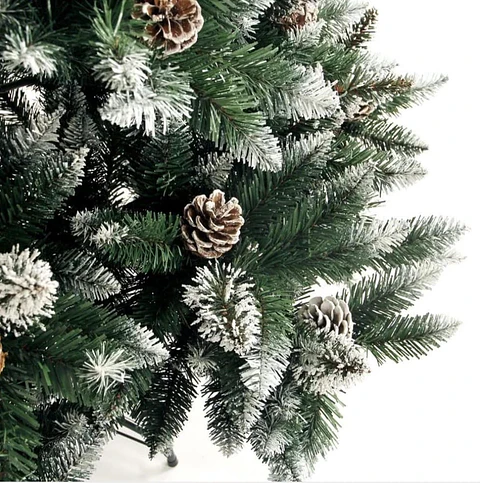 ÁRBOL NAVIDEÑO NEVADO CON ESFERAS ROJAS Y FOLLAJE REALISTA