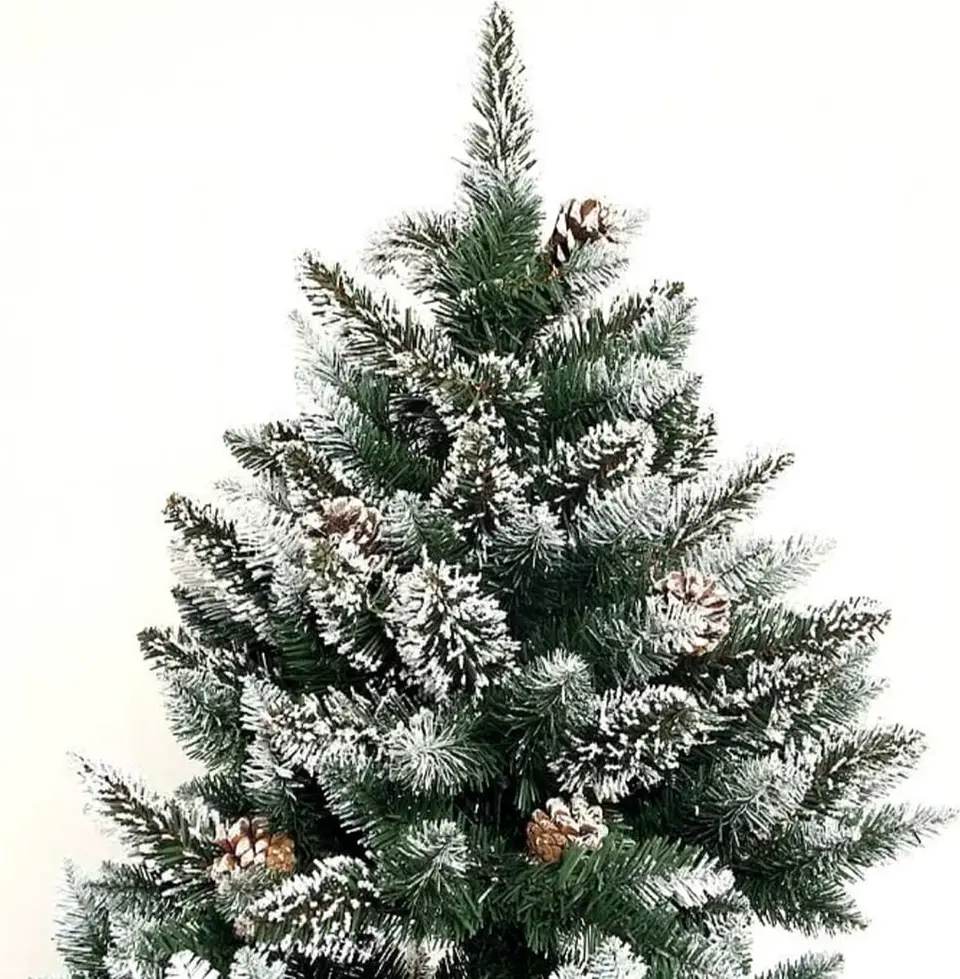 ÁRBOL NAVIDEÑO NEVADO CON ESFERAS ROJAS Y FOLLAJE REALISTA 3