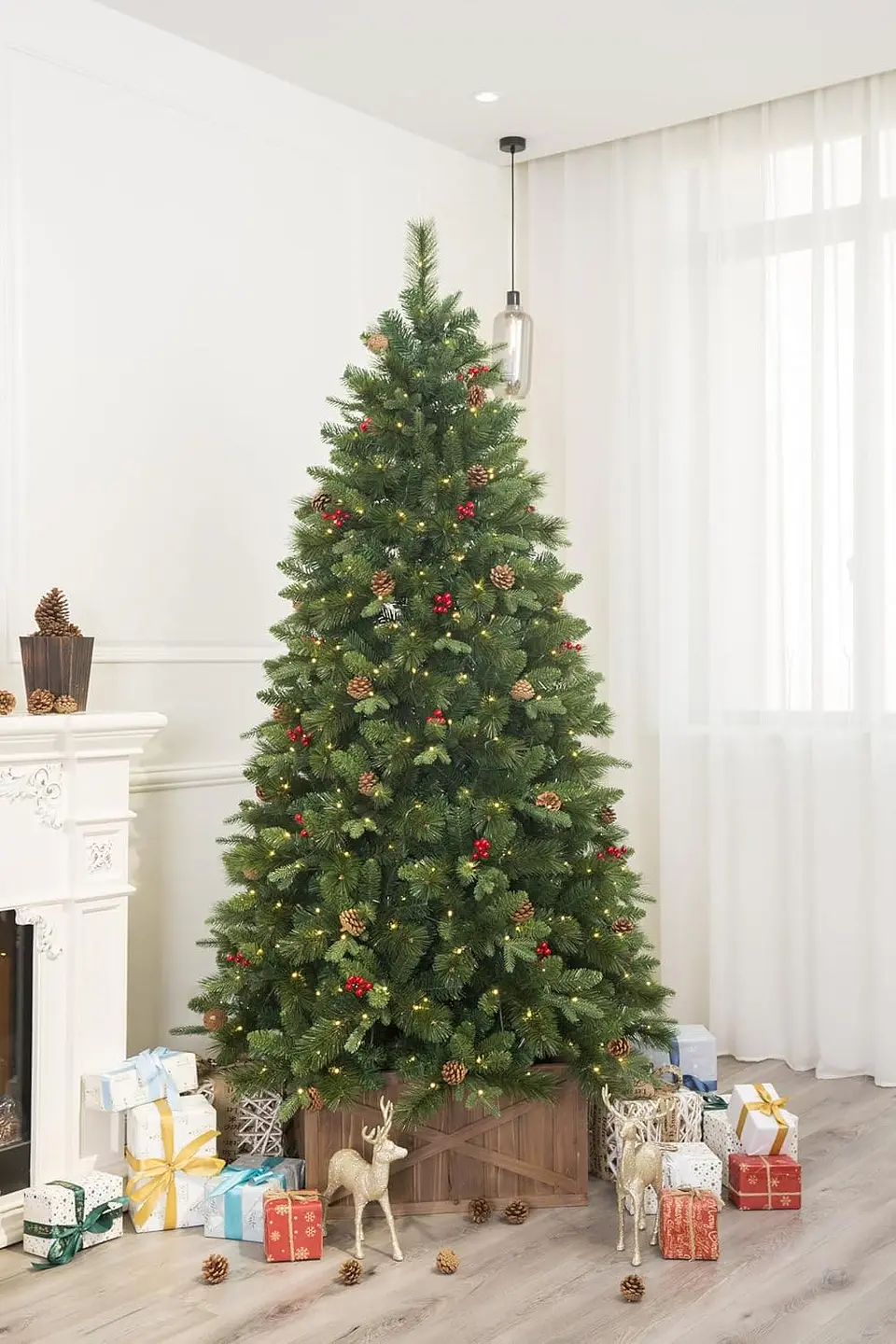 ÁRBOL NAVIDEÑO CON PIÑAS FRUTOS ROJOS Y FOLLAJE REALISTA 1