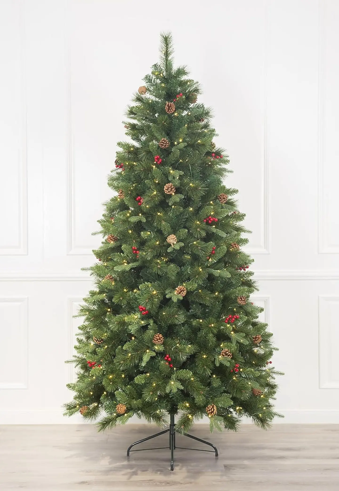 ÁRBOL NAVIDEÑO CON PIÑAS FRUTOS ROJOS Y FOLLAJE REALISTA 2