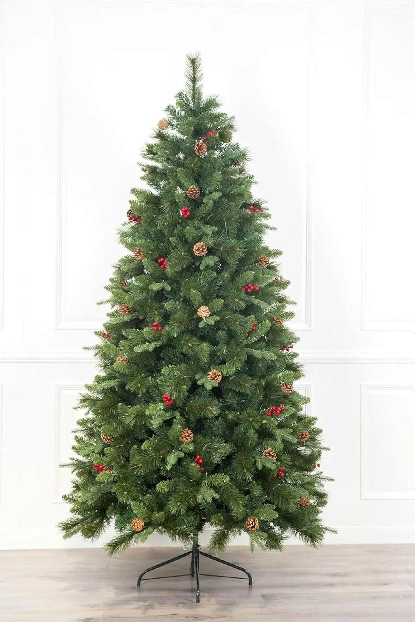 ÁRBOL NAVIDEÑO CON PIÑAS FRUTOS ROJOS Y FOLLAJE REALISTA 3