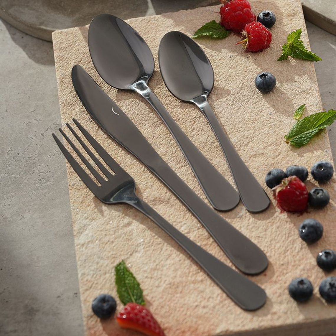 CUBIERTOS GOLDEN BLACK 16 PIEZAS 2