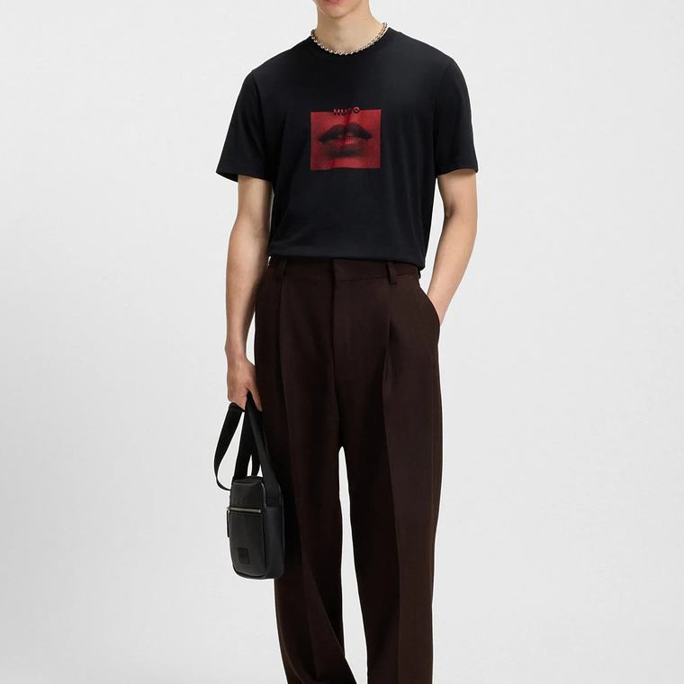 CAMISETA DE PUNTO DE ALGODÓN CON ILUSTRACIÓN DE LABIOS PLAYERA REGULAR FIT HOMBRE 1