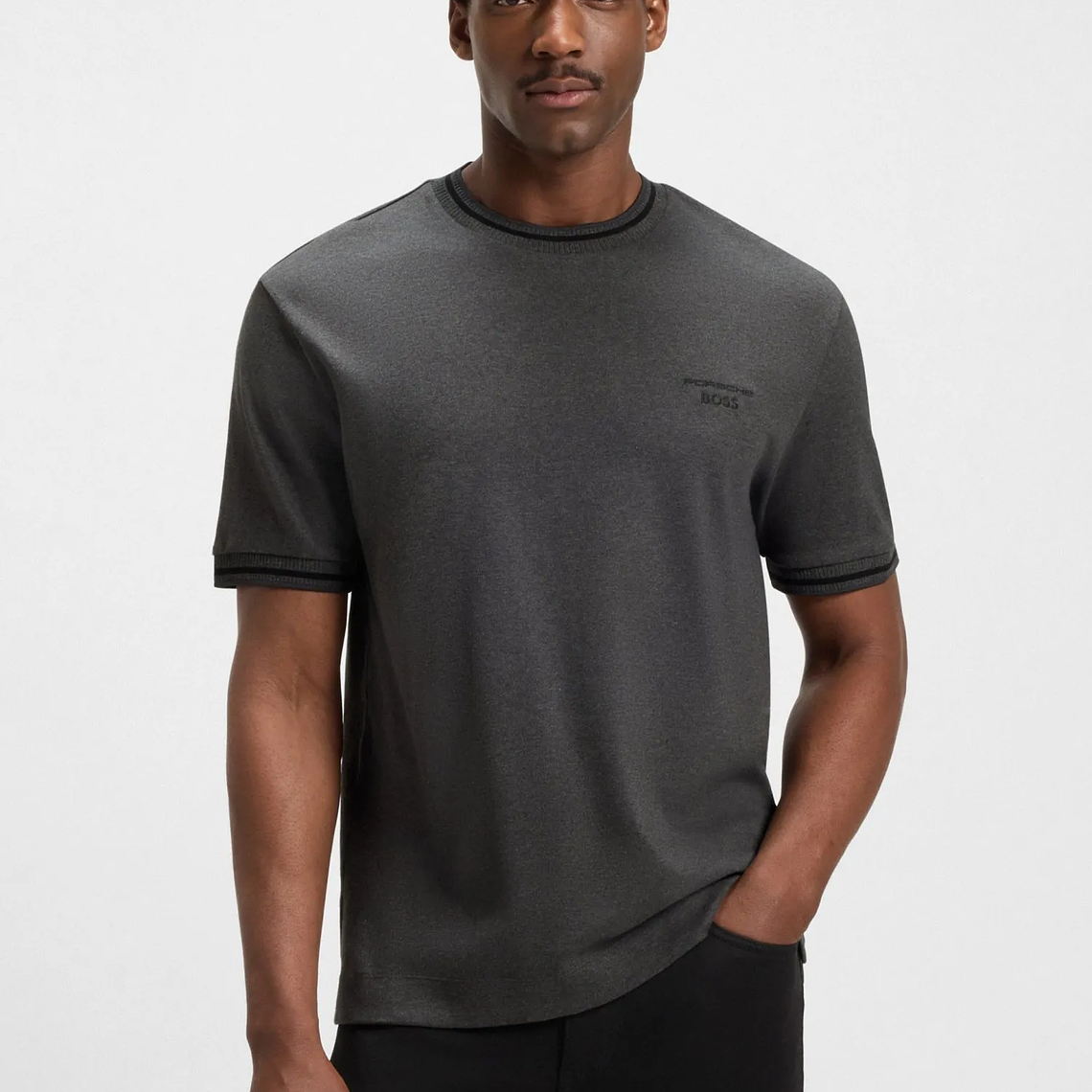 CAMISETA DE ALGODÓN PORSCHE X BOSS CON ACABADO CON CONTROL DE LA HUMEDAD PLAYERA REGULAR FIT HOMBRE 2