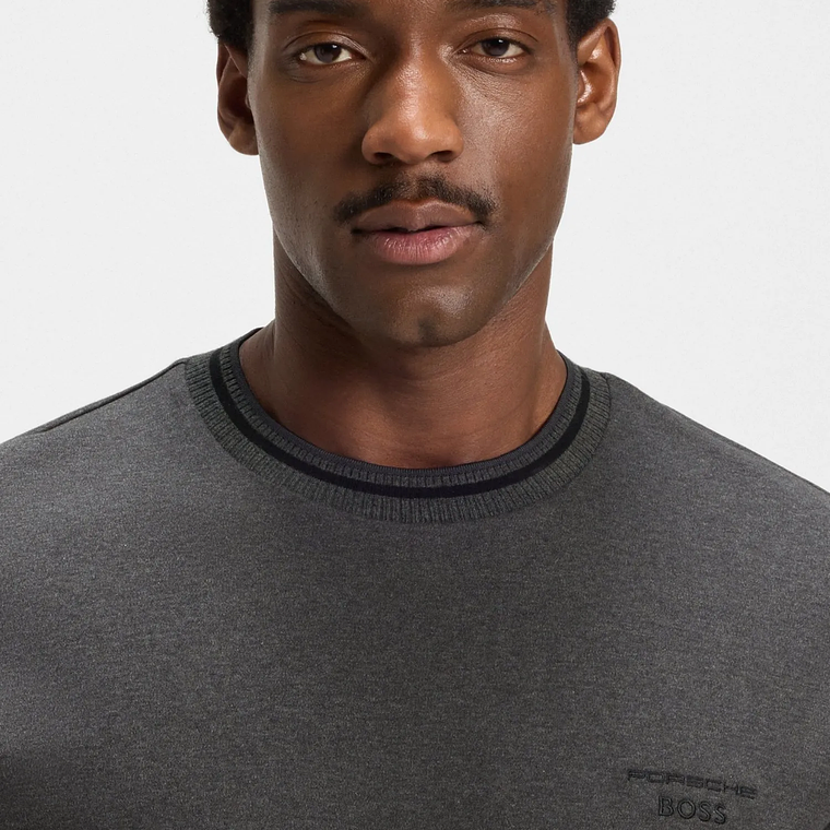 CAMISETA DE ALGODÓN PORSCHE X BOSS CON ACABADO CON CONTROL DE LA HUMEDAD PLAYERA REGULAR FIT HOMBRE 4