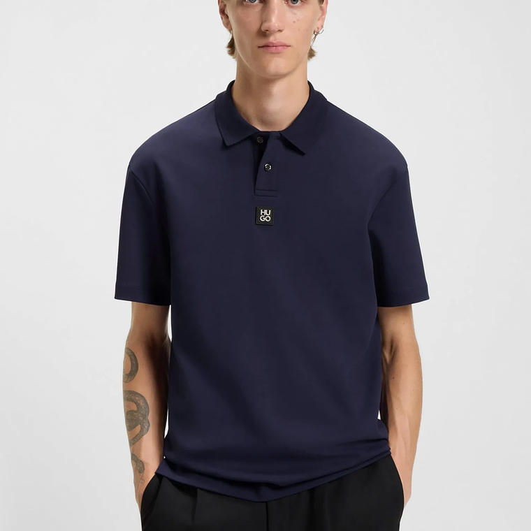 POLO DE ALGODÓN INTERLOCK CON LOGO APILADO POLO REGULAR FIT HOMBRE 3