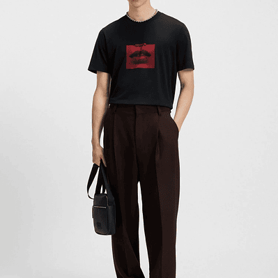 CAMISETA DE PUNTO DE ALGODÓN CON ILUSTRACIÓN DE LABIOS PLAYERA REGULAR FIT HOMBRE