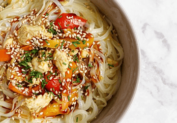 PASTAS DE ARROZ CON POLLO, VEGETALES Y REDUCCIÓN DE SOYA Y NARANJA