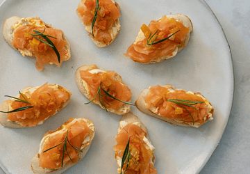 CROSTINIS DE SALMÓN AHUMADO, QUESO CREMA Y TRILOGÍA DE AJÍ