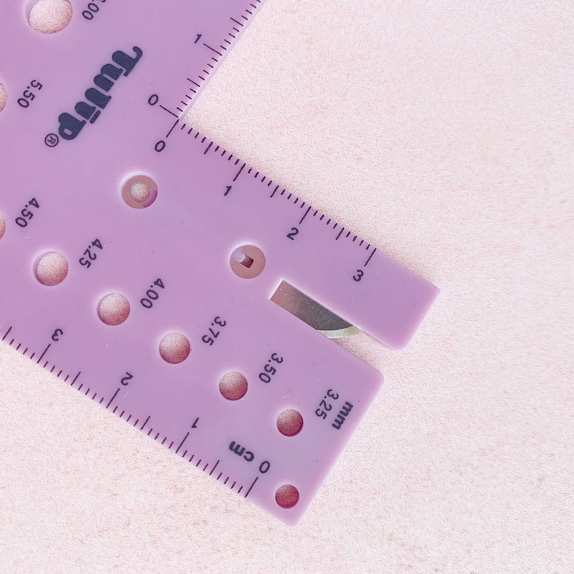 Regla con cortador de lana Tulip 4