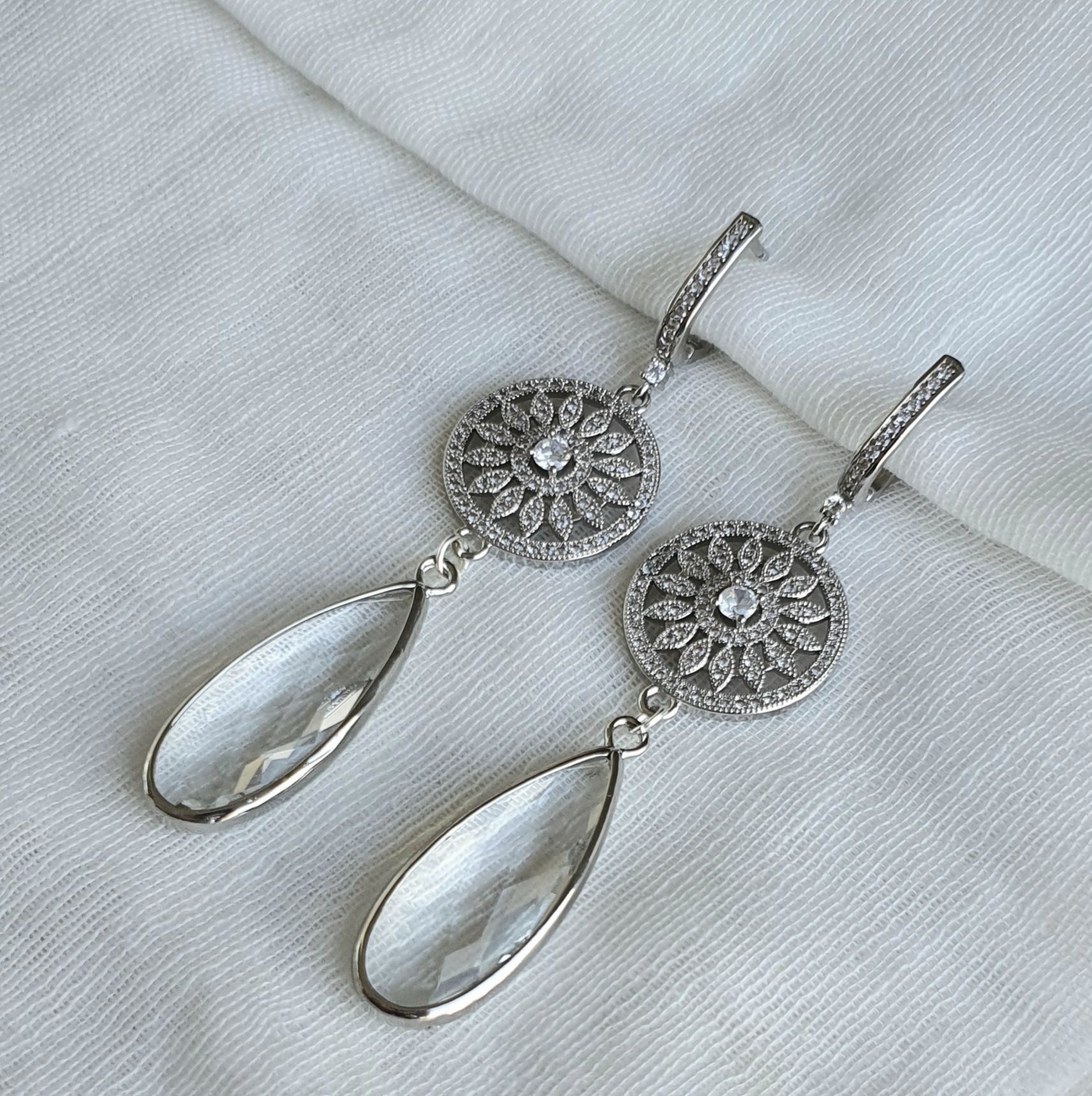 Aros largos con circonitas y cristal transparente