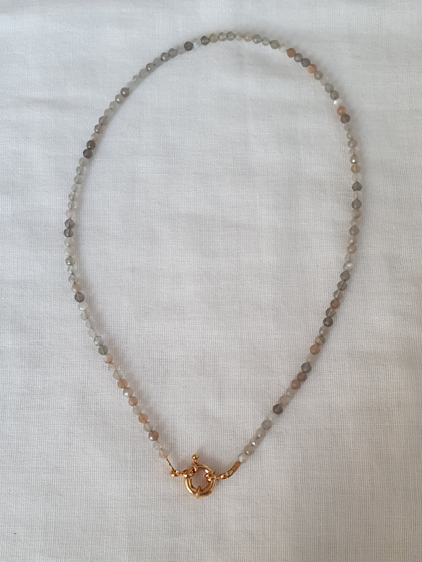Collar labradorita gris