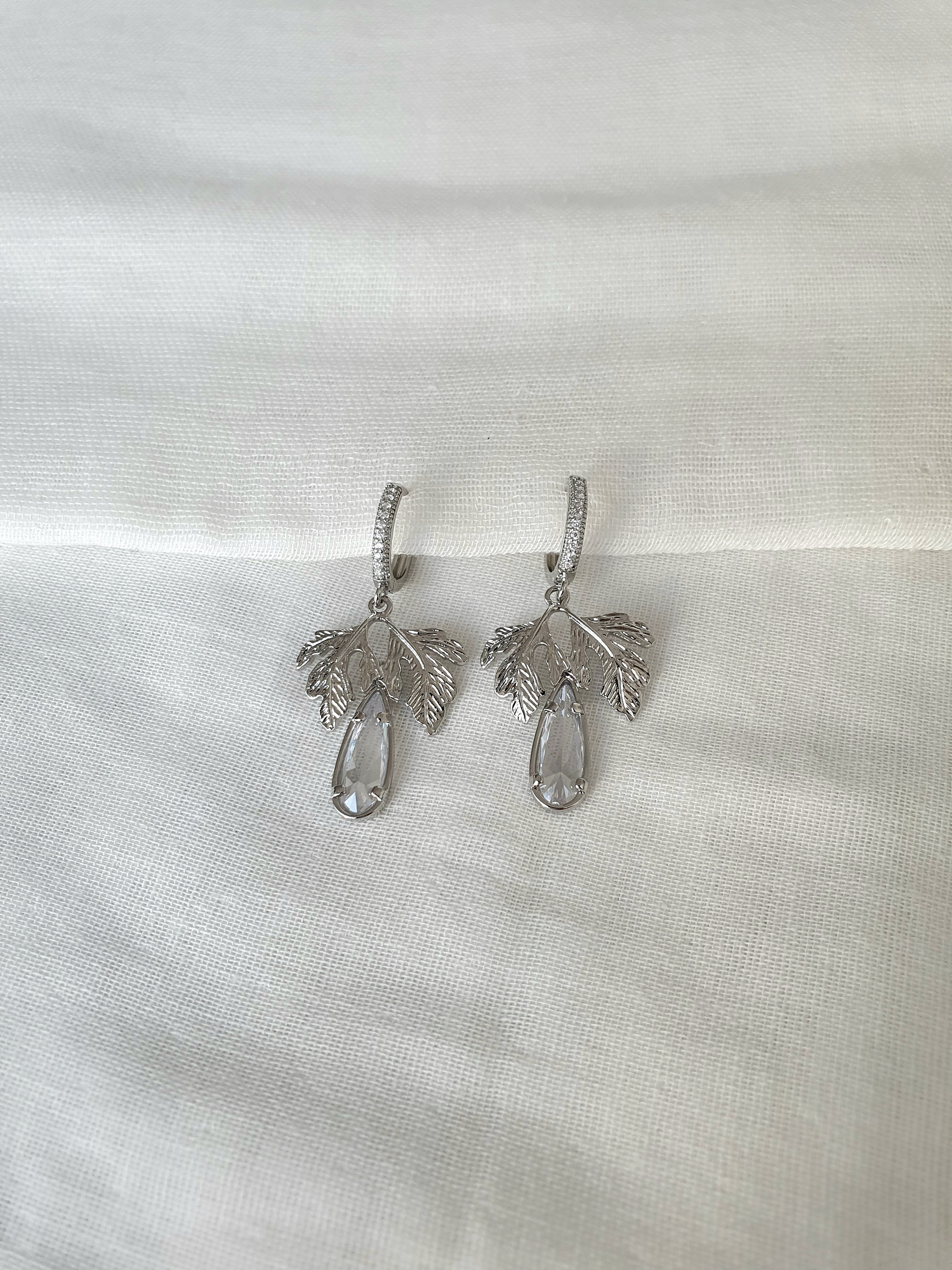 Aros con argolla con circonitas hoja y cristal