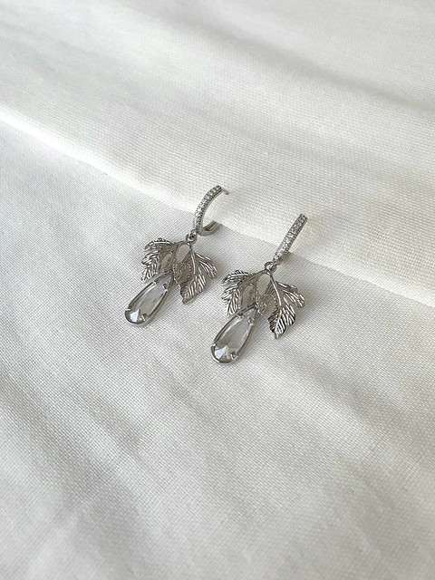Aros con argolla con circonitas hoja y cristal