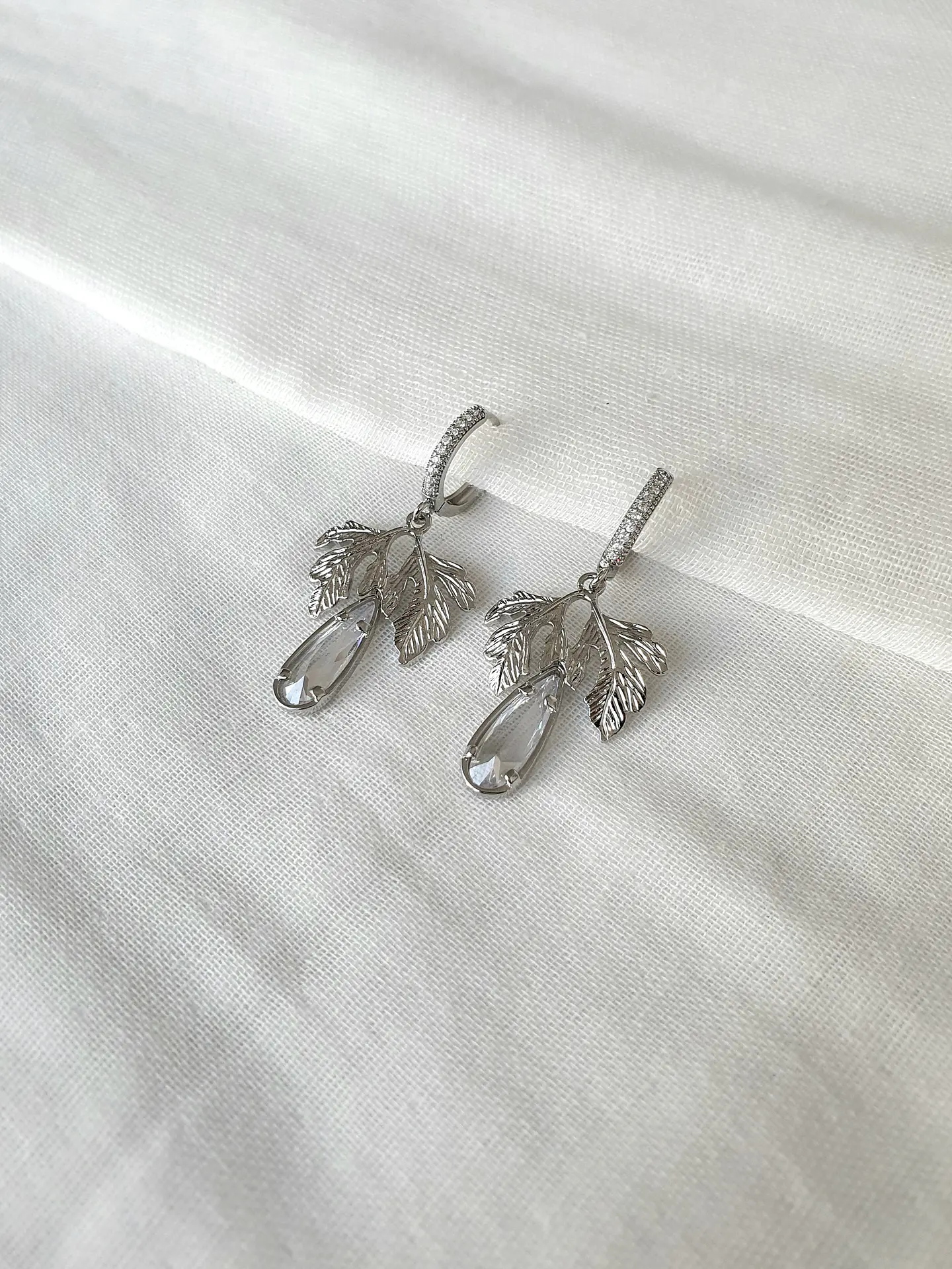 Aros con argolla con circonitas hoja y cristal 2